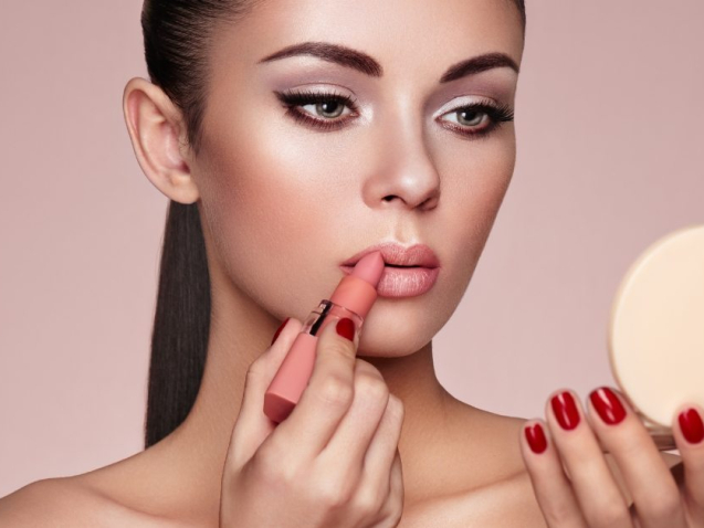 beautiful-woman-paints-lips-with-lipstick-PMB6YWP-1-637x478