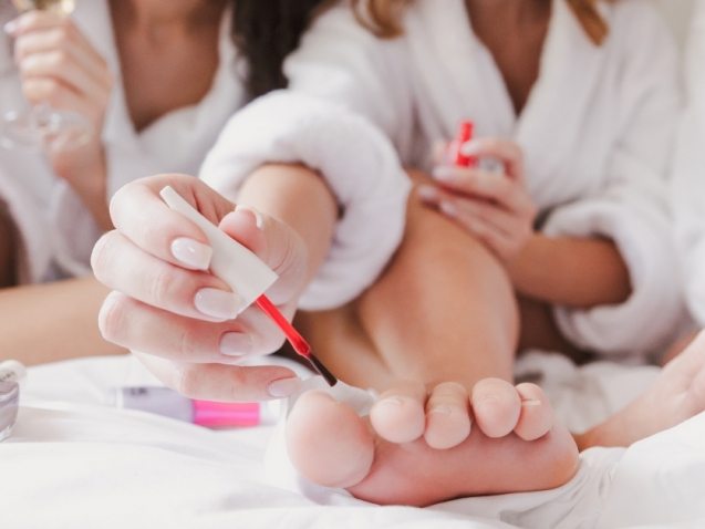 blurry-image-of-caucasian-three-women-20s-wearing-GBLDHNP-637x478